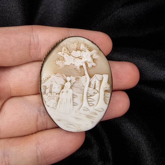 Antique Hand-Carved Shell Cameo Brooch With Romantic Village Scene & Gold-Tone - Picture 4 of 6